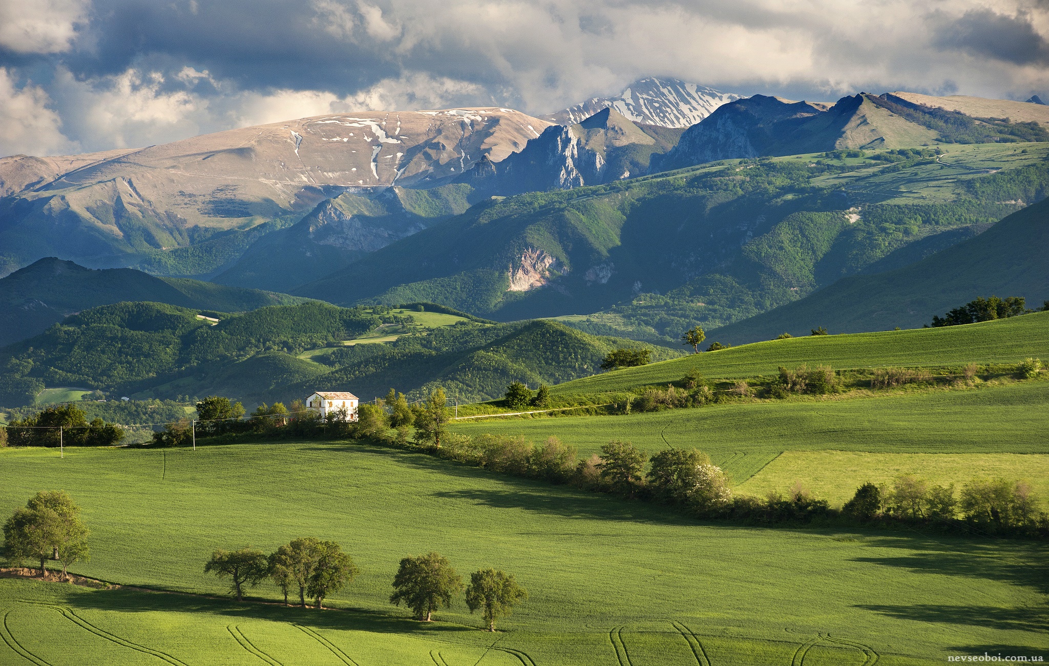 Самые известные равнины. Паданская равнина Италия. Альпийские Луга Франции. Паданская равнина Италия фото. Зеленые холмы Швейцарии.