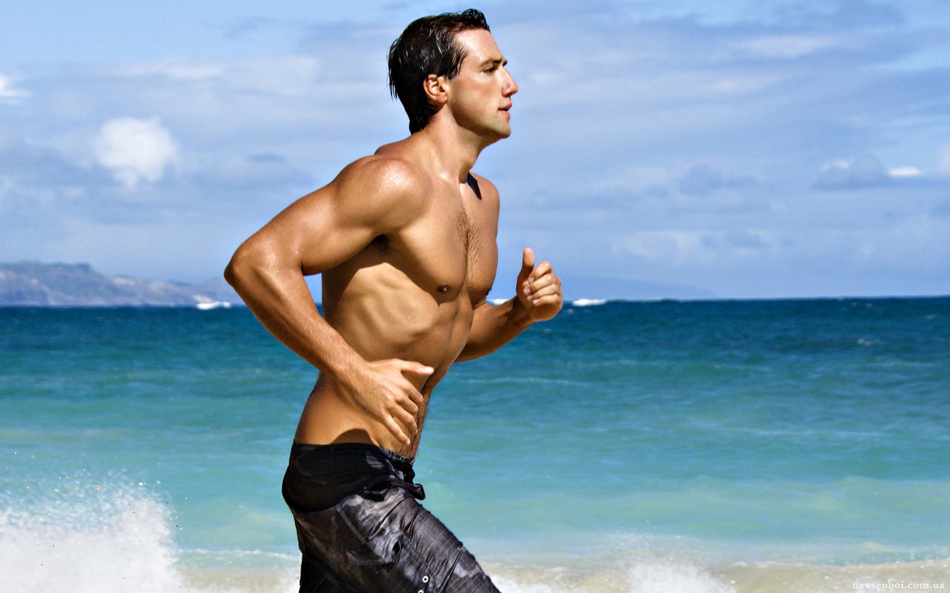 Накаченный на пляже. Красивое мужское тело. Красивые мужчины. Красивые спортивные мужчины. Здоровое тело мужчины.