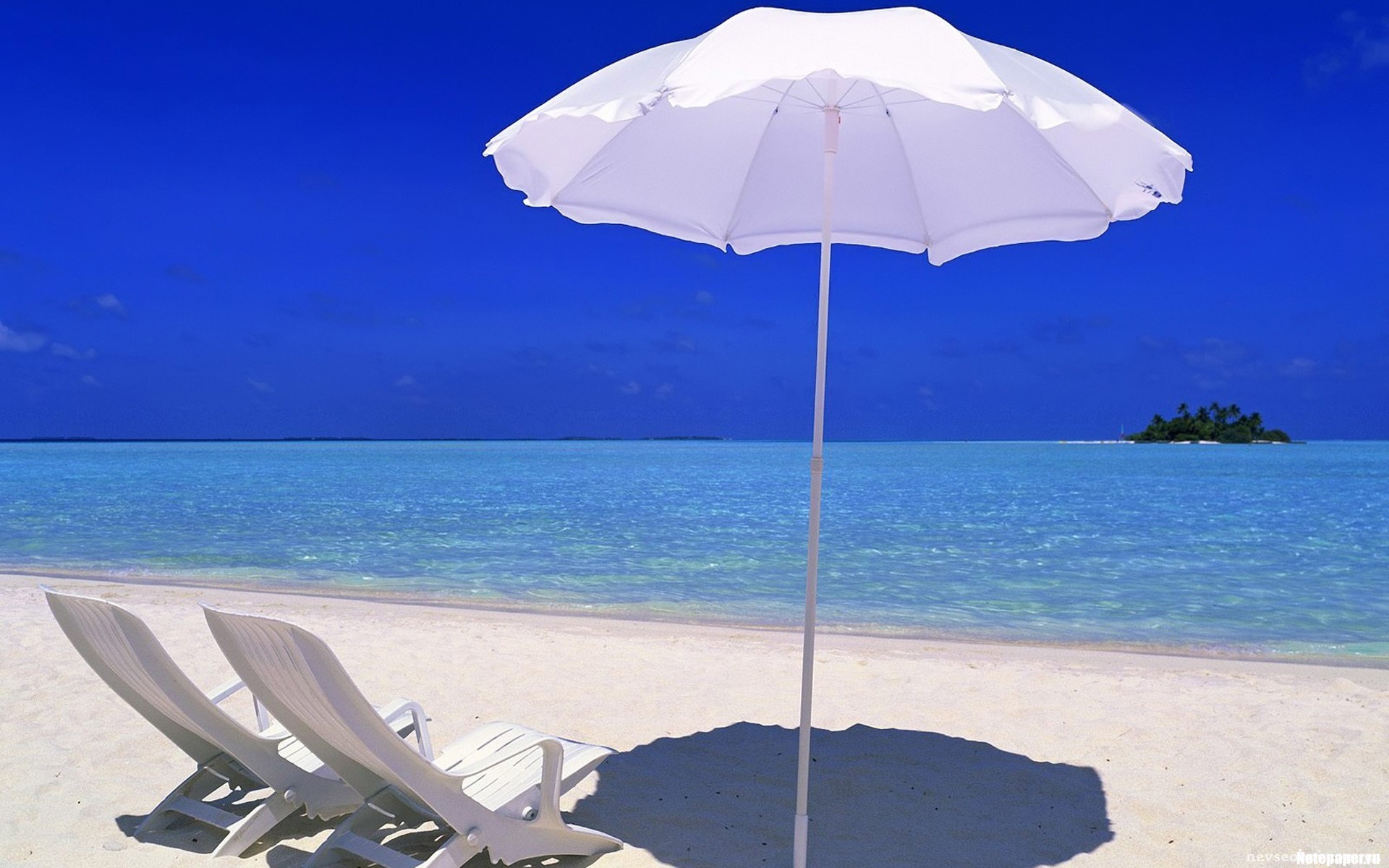 Какие предметы на пляже. Парасоль зонт от солнца. Пляжный зонтик. Зонтик на пляже. Пляжный зонт красивый.