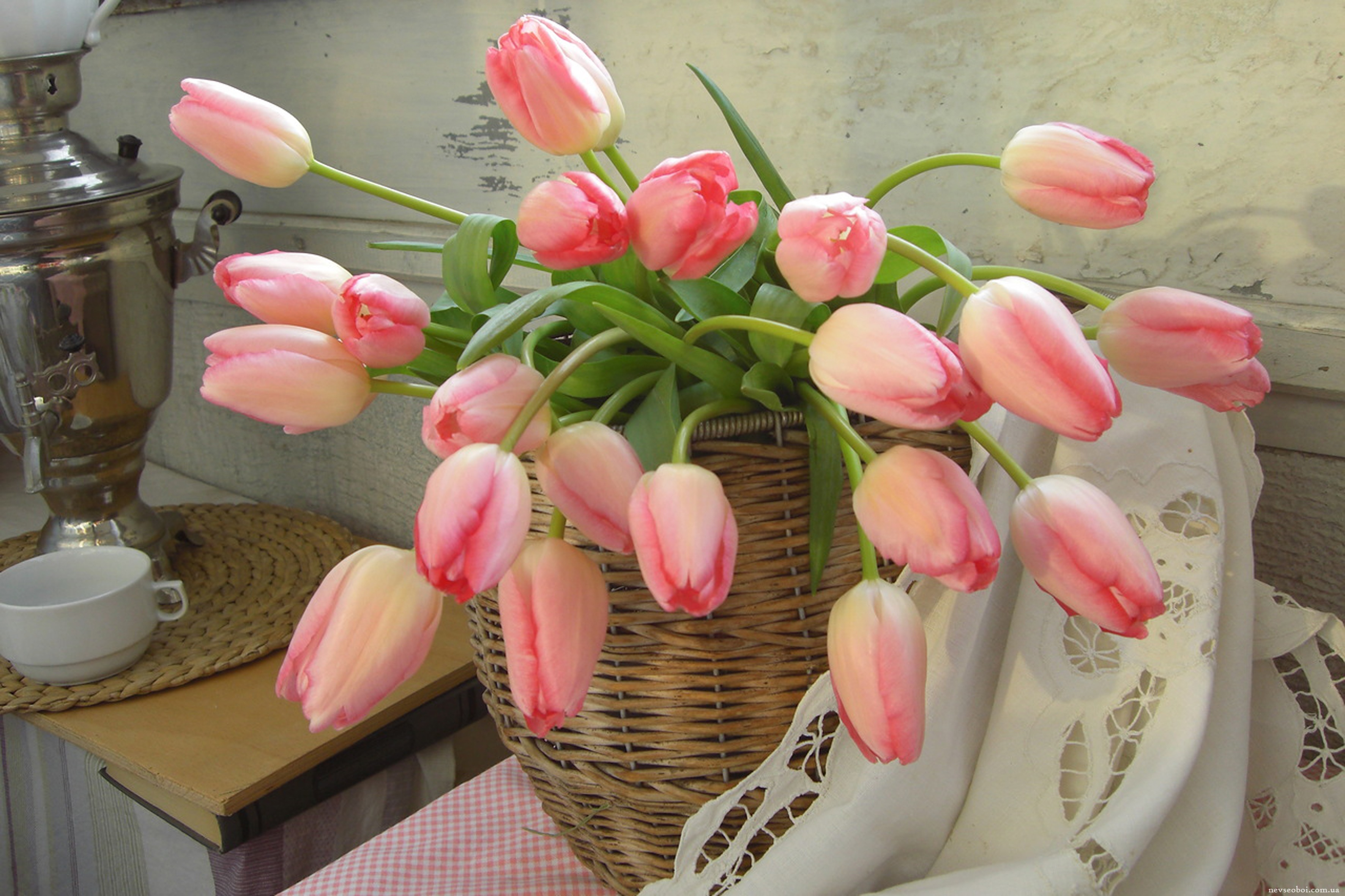 Розовые тюльпаны к чему. Тюльпаны в вазе. Розовые тюльпаны. Букет тюльпанов в вазе. Нежные тюльпаны.