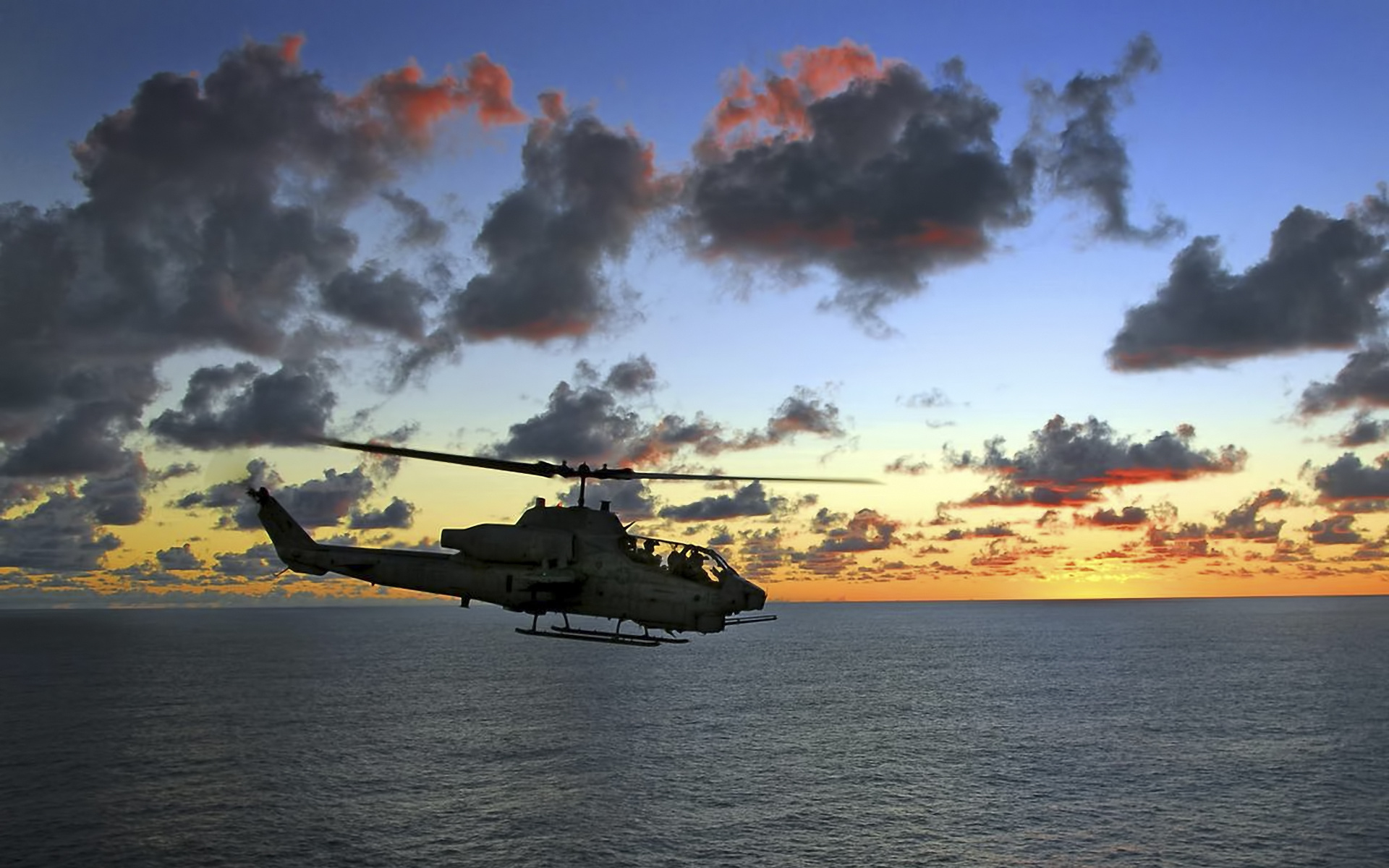 Вертолеты над водохранилищем. Самолеты и вертолеты. Вертолет над морем. Ка 52 на закате. Авиация вертолеты.